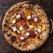 Agridoces e Picantes: 38 - Chili Brie - Pizza Grande (8 Fatias 35cm) (Ingredientes: Brie, Creme de Leite, Geleia de Pimenta, Mel, Muçarela, Orégano, Presunto Parma)