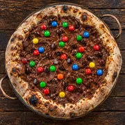 Doces: 50 - Felice - Pizza Grande (8 Fatias 35cm) (Ingredientes: Cobertura de Chocolate ao leite, Confetes M&M)