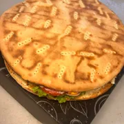 Beirute: beirute de costela com barbecue - Beirute Padrão (Ingredientes: alface e tomate, barbecue, cebola roxa, costela bovina, maionese, mussarela, pão caseiro, presunto)