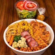 Ofertas Imperdíveis: Marmita do Dia - Ofertas Imperdíveis (Ingredientes: Arroz, Feijão, Frango Grelhado, Linguiça, Macarrão Cheddar e Bacon, Salada, Um Refogado (Do Dia), Uma Fritura (Do Dia))