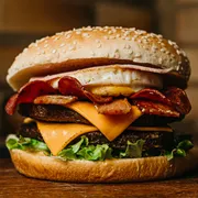 Hambúrguer: Aprisco Picanha - Lanche (Ingredientes: 2 Fatias de queijo cheddar, 2 Hambúrgueres de Picanha, Alface, Bacon, Calabresa, Cebola, Ketchup, Maionese, Molho Especial, Mostarda, Ovo, Pão, Presunto)