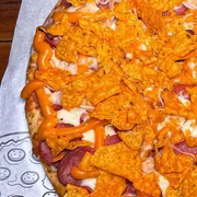Tradicionais: CALABRESA COM DORITOS e CHEDDAR - Pizza Grande (Ingredientes: Calabresa, Cebola, Cheddar, Doritos, Molho de Tomate, Mussarela)