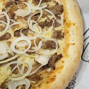 Tradicionais: Pizza de Maminha Especial - Pizza Grande (Ingredientes: Alho Frito, Cebola Caramelizada, maminha, Mussarela)