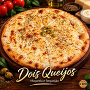 Tradicionais: 2 Queijos - Pizza Grande (Ingredientes: Azeitonas Sem Caroço, Molho de Tomate Artesanal, Mussarela Derretida, Requeijão Cremoso da Marca Scala ou Tirolez)