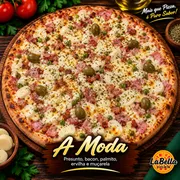 Especiais: À Moda - Pizza Grande (Ingredientes: Azeitonas Sem Caroço, Bacon Crocante, Ervilha, Molho de Tomate Artesanal, Mussarela Derretida, Palmito, Presunto)