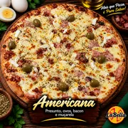 Especiais: Americana - Pizza Grande (Ingredientes: Azeitonas Sem Caroço, Bacon Crocante, Molho de Tomate Artesanal, Mussarela Derretida, Ovos, Presunto)