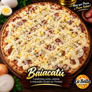 Tradicionais: Baiacatú - Pizza Grande (Ingredientes: Azeitonas Sem Caroço, Calabresa Fatiada, Cebola Fatiada, Molho de Tomate Artesanal, Ovos, Requeijão Cremoso da Marca Scala ou Tirolez)