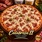Tradicionais: Calabresa 2 - Pizza Grande (Ingredientes: Azeitonas Sem Caroço, Fatias de Calabresa, Molho de Tomate Artesanal, Requeijão Cremoso da Marca Scala ou Tirolez)