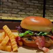 Burgers: CHICKEN ROYAL+BATATA CRINKLE - Burgers (Ingredientes: Maionese Da Casa, Acompanha Fritas, Fatia de Bacon, Filé de Frango Grelhado, Mini Alface, Pão Brioche, Queijo Colby Natural)