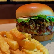 Burgers: BACON JAM + BATATA CRINKLE - Burgers (Ingredientes: Cebola Crispy, Maionese Da Casa, Acompanha Fritas, Burger Angus 160g, Geléia de Bacon, Pão Brioche, Queijo branco Monterey, Rúcula)