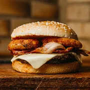 Hambúrguer: Aprisco Onion - Lanche (Ingredientes: 1 hambúrguer de picanha, Bacon, cebola empanada, Molho Barbecue, Mussarela)