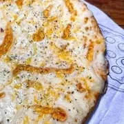 Pizzas Premium (Personalizável): Quatro Queijos Picante - Pizzas Premium (Personalizável) (Ingredientes: Geleia de pimenta, Gorgonzola, Molho de tomate, Mussarela, Queijo Prato, Requeijão)