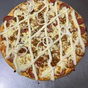 Pizzas Premium (Personalizável): Calabresa da Casa - Pizzas Premium (Personalizável) (Ingredientes: Bacon, Calabresa, Cebola, Molho de tomate, Mussarela, Orégano, Requeijão)