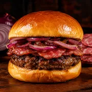 Hambúrguers Artesanais: burguer Costela Salaminho - Hambúrguer (Ingredientes: Pão de Brioche, Blend 180g, Salaminho, Cebola Roxa, Molho Barbecue)