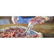 Tradicionais: 25-Calabresa - Pizza INDIVIDUAL 20 Cm /2 Fatias (Ingredientes: Azeitona, Calabresa Fatiada, Cebola, Orégano)