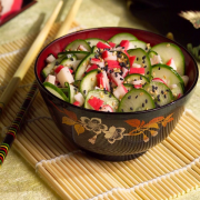 Entradas: Sunomono Kani - (150gr) - Salada de Pepino com molho Agridoce da casa, cubos de Kani, finalizado com gergelim torrado.