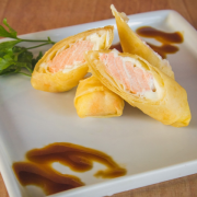 Harumaki: Harumaki Salmão - 01Und. - Massa de Harumaki, Salmão, Cream Cheese e Cebolinha
