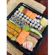 Combinado: DOM 5 - 100pçs - SASHIMI 10 Salmão/ 10 Atum/ 10 Peixe branco / 5 Polvo. HOSSOMAKI 10 Filadelfia/ 10 KANI. URAMAKI 10 SKIN / 5 Atum. NIGUIRI 4 Salmao/ 2 Atum / 2Peixe branco/2 polvo. HOT ROLL 20 Filadelfia * (peças não podem ser alteradas)*