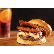 Hambúrguer: Bacon Crispy - Hambúrguer (Ingredientes: Bacon Crispy, Barbecue Artesanal, Catupiry, Hambúrguer Angus 160g, Pão de Hambúrguer tipo Brioche C/ Gergelim)