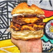 Hambúrguer: Harlem Duplo - Hambúrguer (Ingredientes: 2 Fatias de Queijo Cheddar Inglês, 2 Hambúergues Angus 160g, Duplo Bacon, Maionese Especial Caseira, Pão de Hambúrguer tipo Brioche C/ Gergelim)