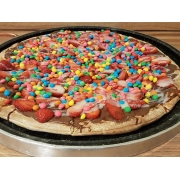 PIZZA NO PRECINHO: Morango com chocolate e confeite - Pizza no Precinho (Ingredientes: chocolate ao leite, confeite, leite condensado, morango, MUSSARELA)