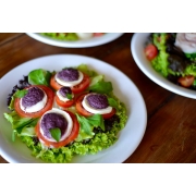 Salada: Quinta da Oliva - Salada (Ingredientes: Fatias de mussarela de búfala, Tomates c/ pesto de azeitonas pretas, Folhas de manjericão, Sobre leito de folhas verdes)