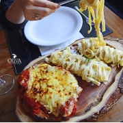 Carnes: Gran Parmigiana p/ compartilhar - Filé mignon empanado, gratinado no forno a lenha com molho de tomates italianos, mussarela e parmesão, servido acompanhado de talharim fresco ao molho de queijo. (serve 2 pessoas)