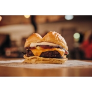 Hambúrguer: Harlem Bacon - Hambúrguer (Ingredientes: Bacon em tiras, Cheddar, Hambúrguer Angus 160g, Maionese Especial Caseira, Pão de Hambúrguer tipo Brioche C/ Gergelim)
