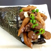 Temaki: Temaki Shimeji - Temaki (Ingredientes: Cebolinha, cogumelo, Temaki)