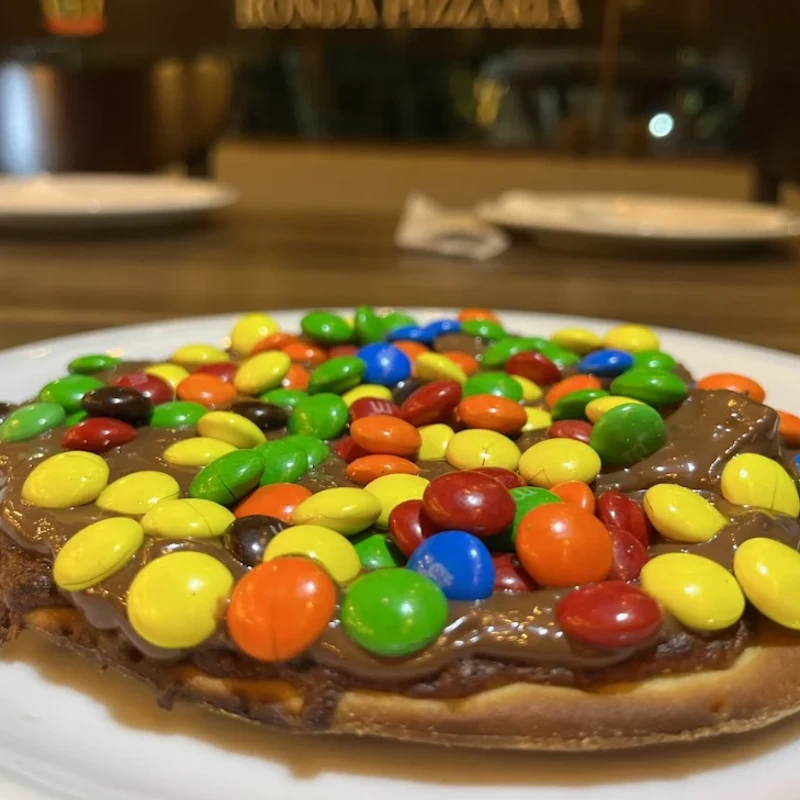 Promoções: PIZZA PEQUENA 02 SABORES, M&Ms E CHOCOLATE PRETO. - Promoções (Ingredientes: )
