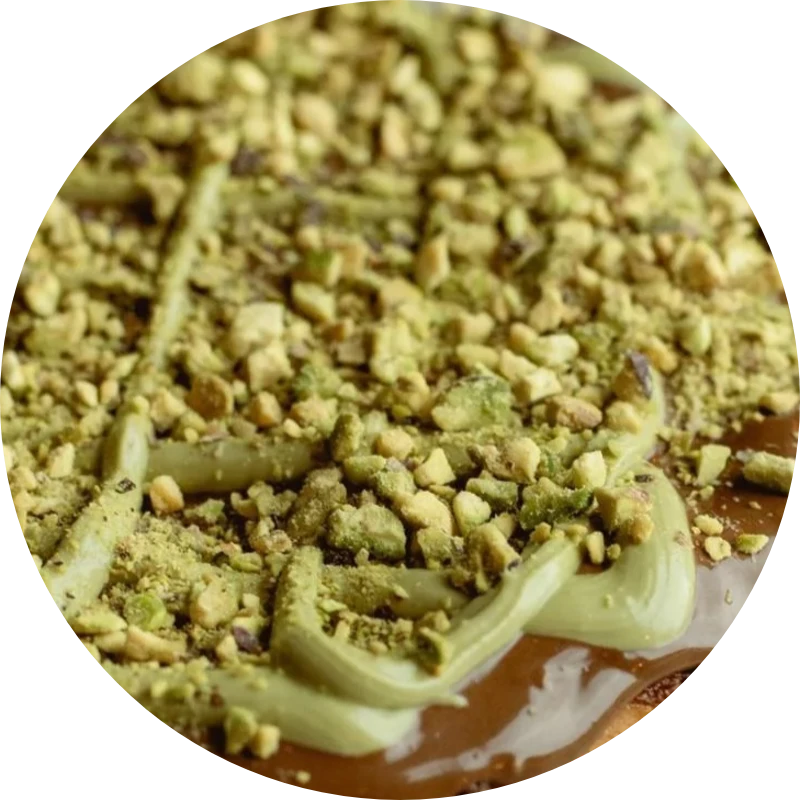 Doces: Pistache Cremoso ao leite - Pizza Grande (Ingredientes: Base Muçarela, Chocolate ao Leite, Creme de Pistache, Pistache Granulado)