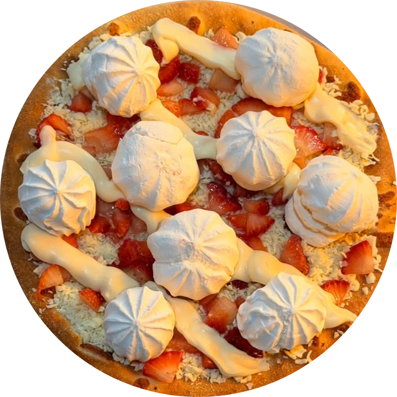Doces da Guede`s: Suspiro da Guede´s - Pizza Grande (Ingredientes: Base de leite condensado, Chocolate Branco, coberta por morangos picados, mini suspiros crocantes., chocolate branco cremoso)