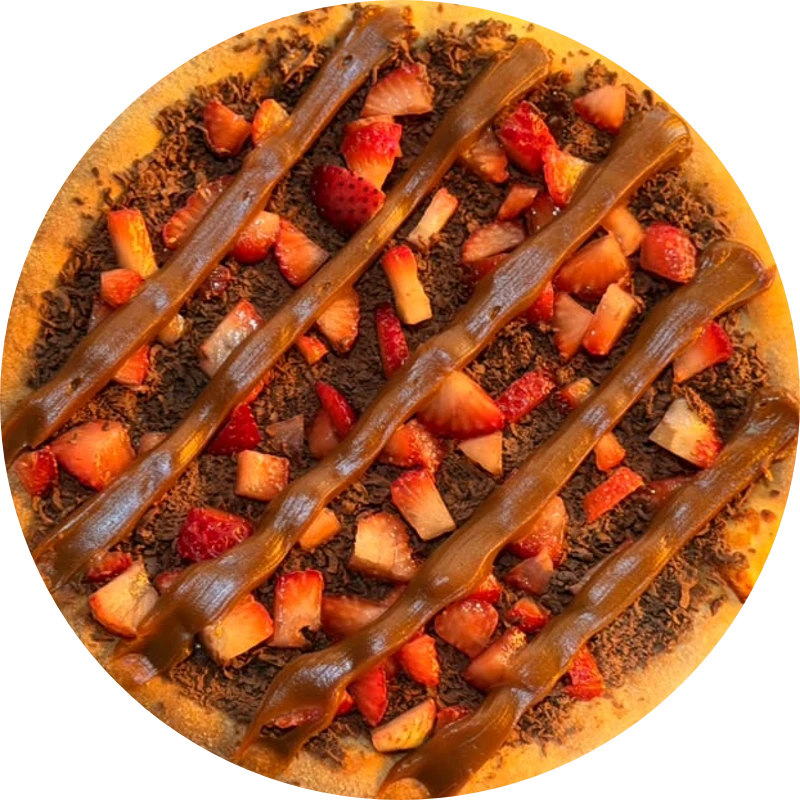 Doces da Guede`s: Amandita - Pizza Grande (Ingredientes: Base de leite condensado, Chocolate preto, coberta por morangos picados, Doce de leite cremoso.)