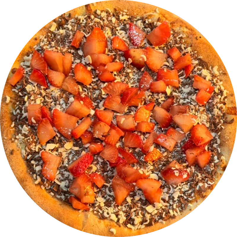 Doces da Guede`s: Dois Amores - Pizza Grande (Ingredientes: Base de leite condensado, chocolate misto preto e branco, coberta por morangos picados.)