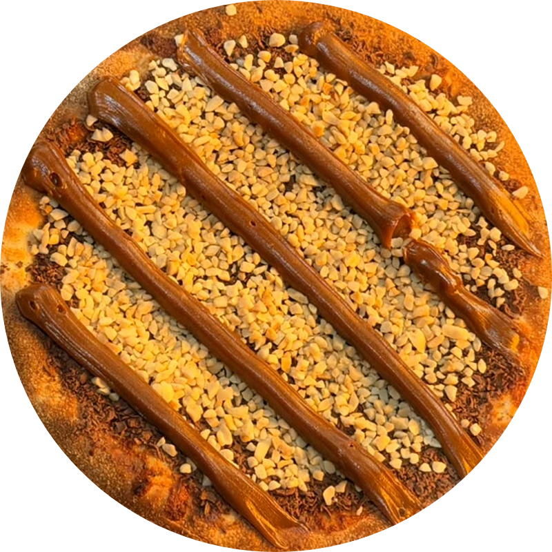 Doces da Guede`s: Charge - Pizza Grande (Ingredientes: Base de leite condensado, Chocolate preto, Amendoim granulado, Doce de leite cremoso.)