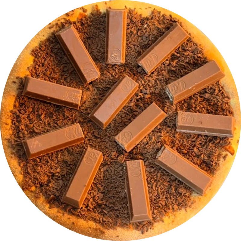 Doces da Guede`s: Kit Kat - Pizza Grande (Ingredientes: Base de leite condensado, Chocolate preto, pedaços de chocolate kit kat.)