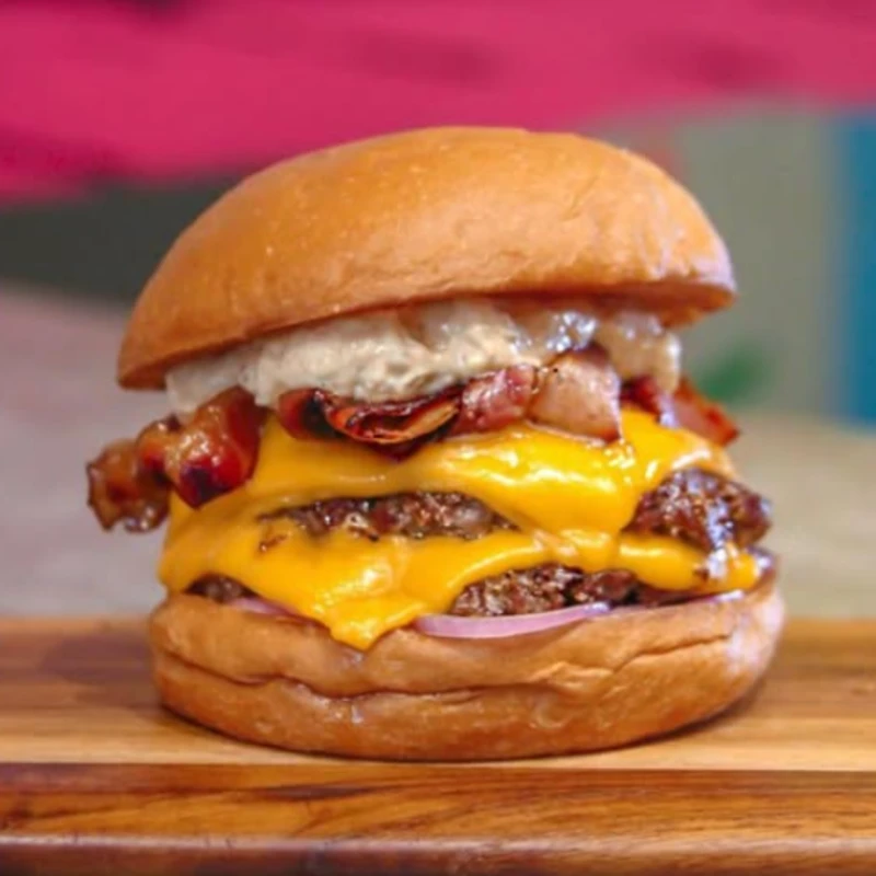 Caseiros: Duplo Bacon Smash - Tamanho Padrão (Ingredientes: 2x Smash 80g, Bacon defumado artesanal, Cebola Caramelizada, Duplo Cheddar, Molho especial, Pão brioche, Pickles)