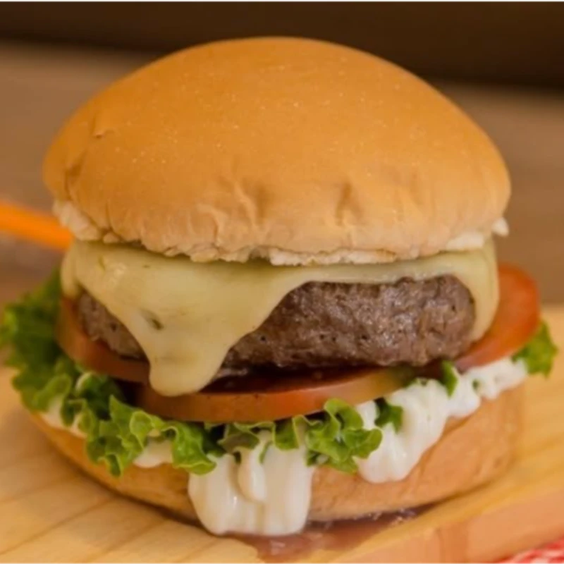 Lanches Tradicionais: X-Salada - Lanches Tradicionais (Ingredientes: Alface, Cebola Roxa, Hambúrguer 150g, Maionese temperada, Pão brioche, Pepino, Queijo Prato, Tomate)