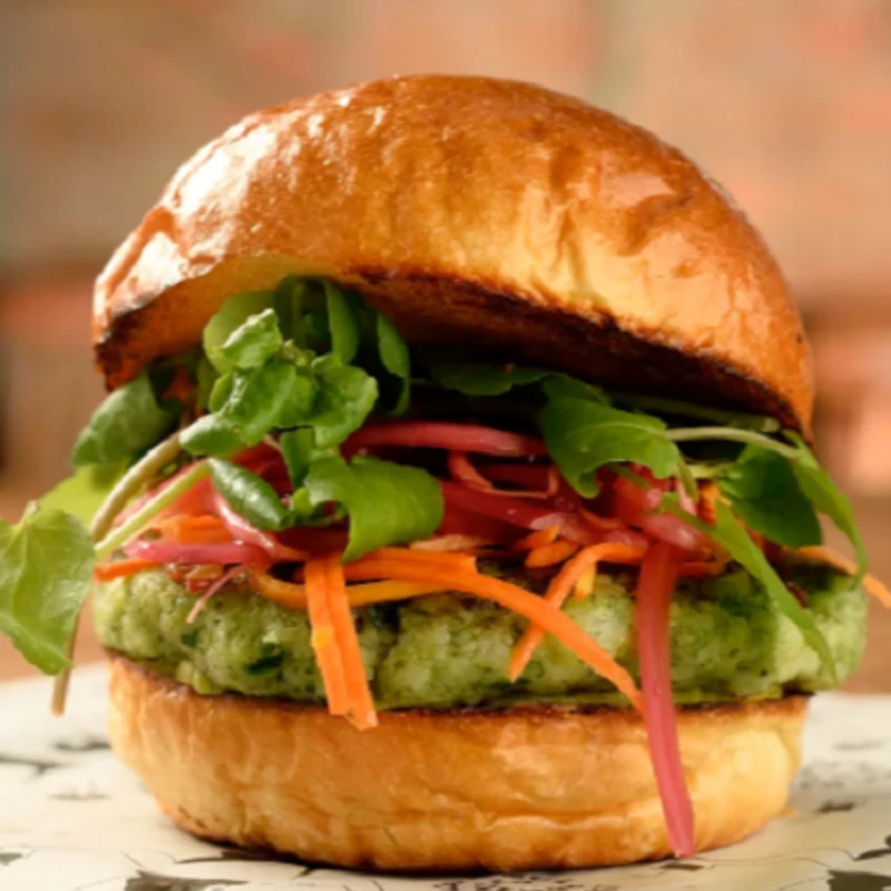 Caseiros: Burger Veggie - Tamanho Padrão (Ingredientes: Cebola roxa, Hamburguer de grão-de-bico, Humus, Pão Integral, Pesto de manjericão, Queijo brie, Rúcula, Tomate cereja)