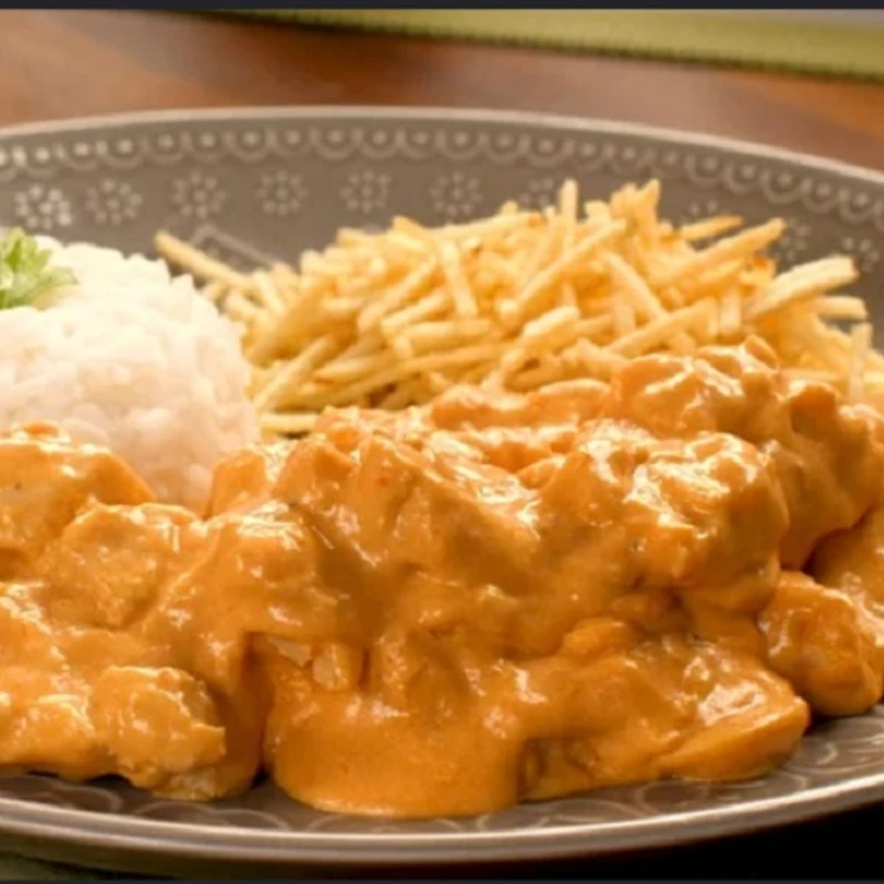 Marmitas (Novo Cardápio): Strogonoff de Frango - Marmitas (Novo Cardápio) (Ingredientes: Arroz, batata palha, Salada do Dia)