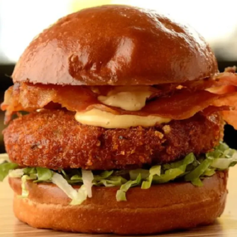 Caseiros: Burger de Frango Crocante - Tamanho Padrão (Ingredientes: Alface Americana, Coleslaw, Frango empanado crocante, Jalapeño, Molho ranch, Pão brioche, Queijo Cheddar, Tomate)