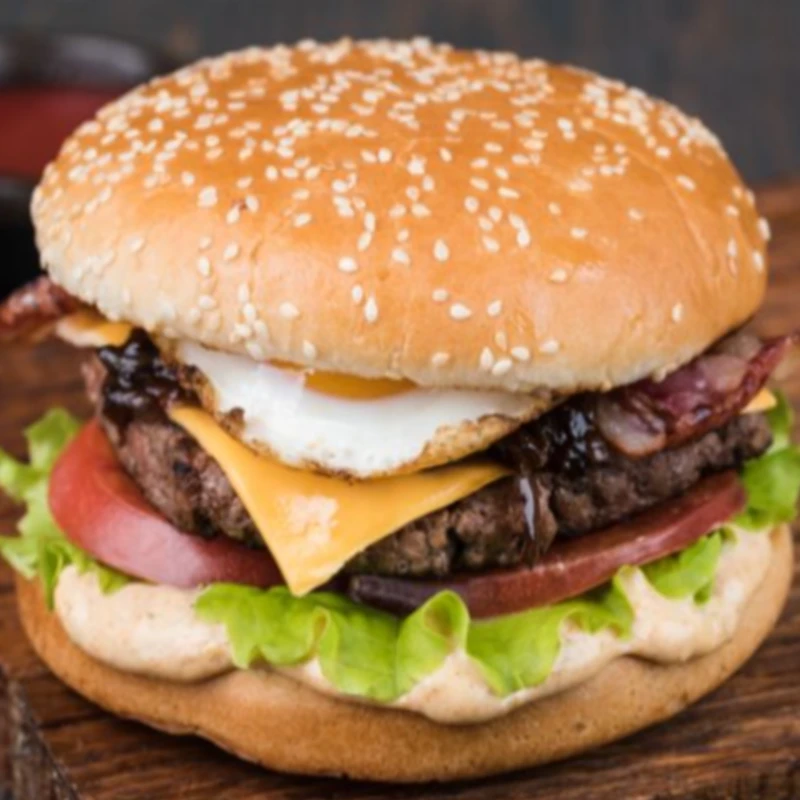 Lanches Tradicionais: X-Tudo - Lanches Tradicionais (Ingredientes: Alface, Bacon, Batata Palha, Hambúrguer 150g, Ketchup, Maionese, Milho, Mostarda, Ovo, Pão brioche, Presunto, Queijo, Tomate)