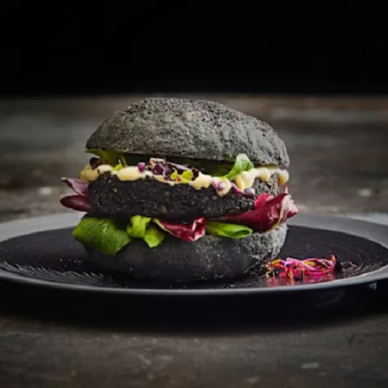 Caseiros: Burguer Black - Tamanho Padrão (Ingredientes: Cebola roxa crispy, Hamburguer artesanal 200g, Maionese de alho negro, Molho trufado, Pão preto carvão, Queijo gruyère, Rúcula, Tomate seco)