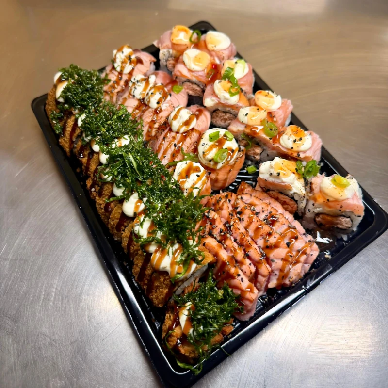 Combinados Com Sashimi: Tokio Especial Premium – Flambado - 6 unidades de sashimi de salmão flambado 2 Jow de salmão flambado 4 nigris de salmão flambado 10 uramaki filadelfia grelhado especial finalizado com molho defumado especial 12 hot rolls cobertos com couve crispy