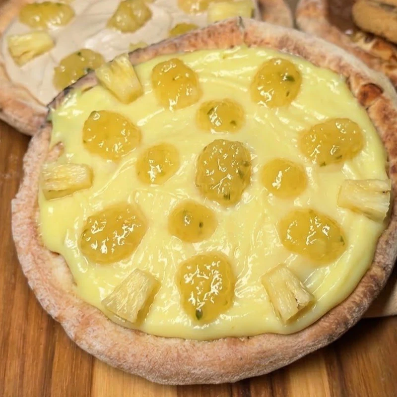 Edicao Limitada Mes das Mulheres: Esfiha Ninho com geleia de Abacaxi - Esfiha aberta de creme de leite ninho com geleia de abacaxi (fina camada de mussarela na base)