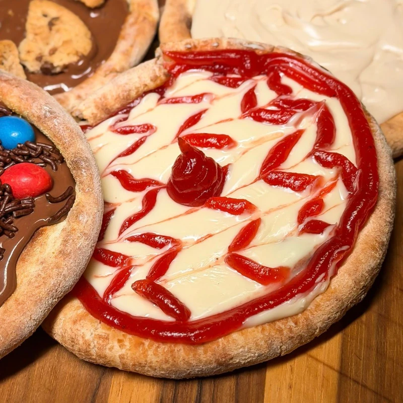 Edicao Limitada Mes das Mulheres: Esfiha de Ninho com geleia de Morango - Esfiha aberta de creme de leite ninho com geleia de morango artesanal . (fina camada de mussarela na base)
