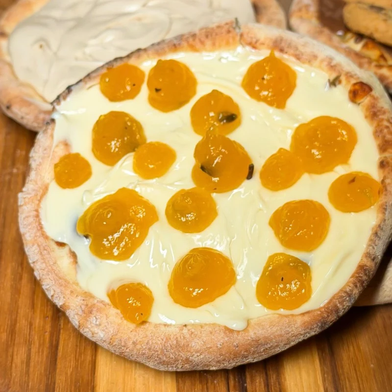 Edicao Limitada Mes das Mulheres: Esfiha Ninho com geleia de Maracuja - Esfiha aberta de creme de leite ninho com geleia de maracuja (fina camada de mussarela na base)