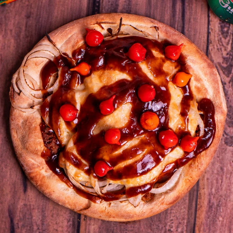 Esfihas Salgadas: Costela com Mussarela - Esfiha Salgada (Ingredientes: Costela, Cebola Fatiada, Mussarela, Pimenta Biquinho, Barbecue)