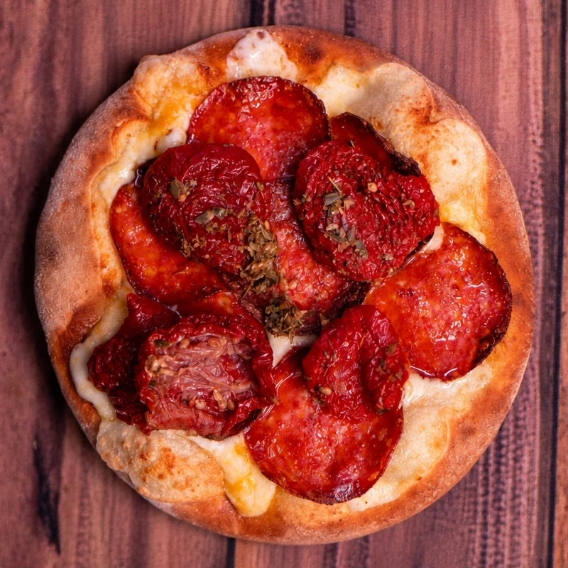 Esfihas Salgadas: Pepperoni com Mussarela - Esfiha Salgada (Ingredientes: Pepperoni, Mussarela, Tomate Seco)