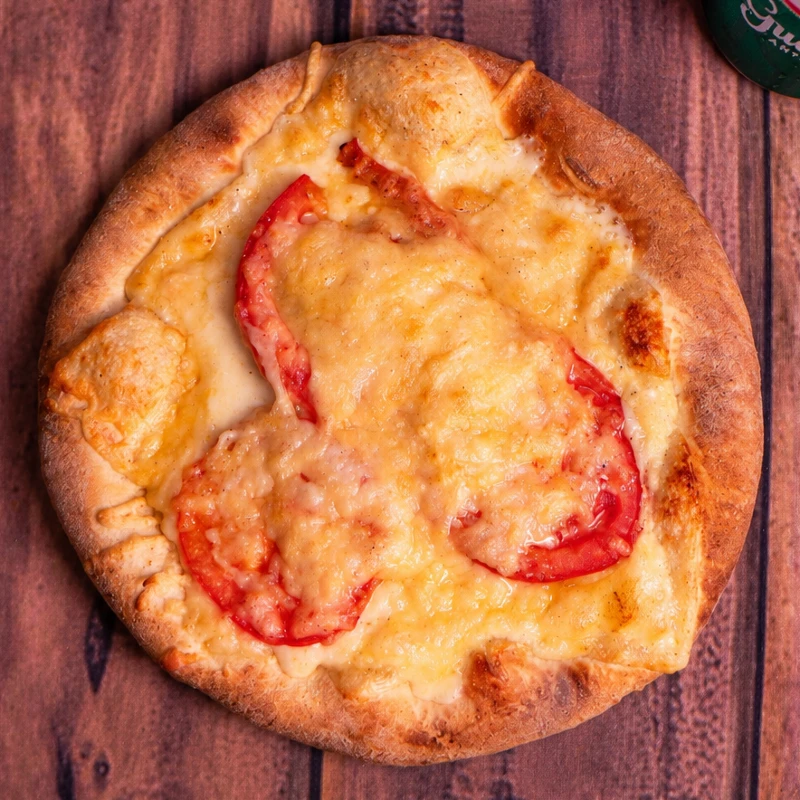 Esfihas Especiais: Napolitana - Esfiha Salgada (Ingredientes: Mussarela, Rodelas de Tomate, Parmesão)